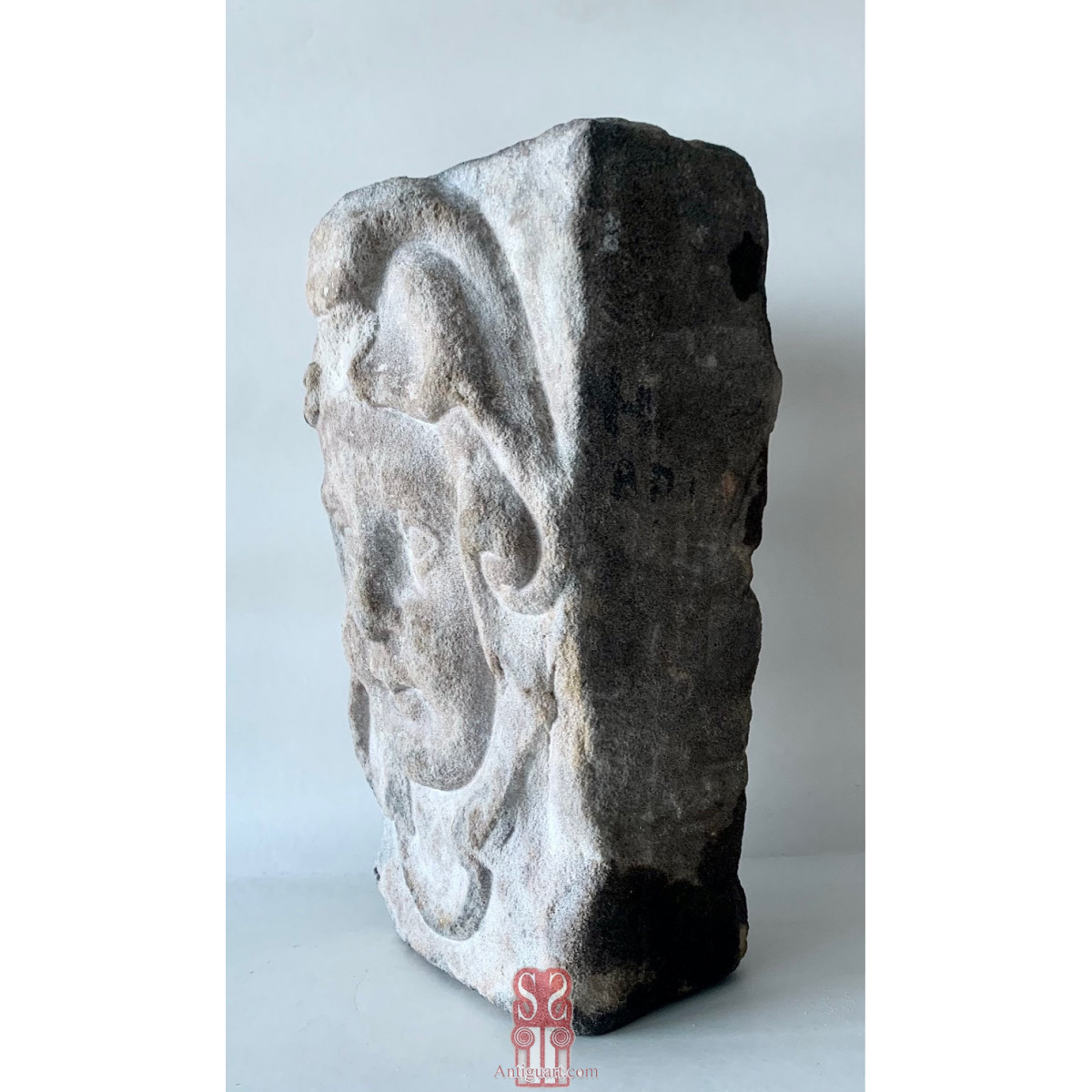 Pareja de claves de arco en piedra esculpida, siglo XVI-XVII.