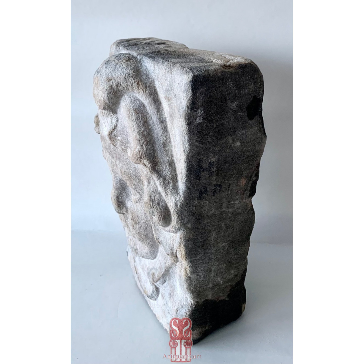 Pareja de claves de arco en piedra esculpida, siglo XVI-XVII.