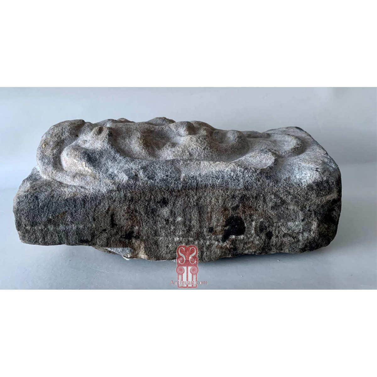 Pareja de claves de arco en piedra esculpida, siglo XVI-XVII.