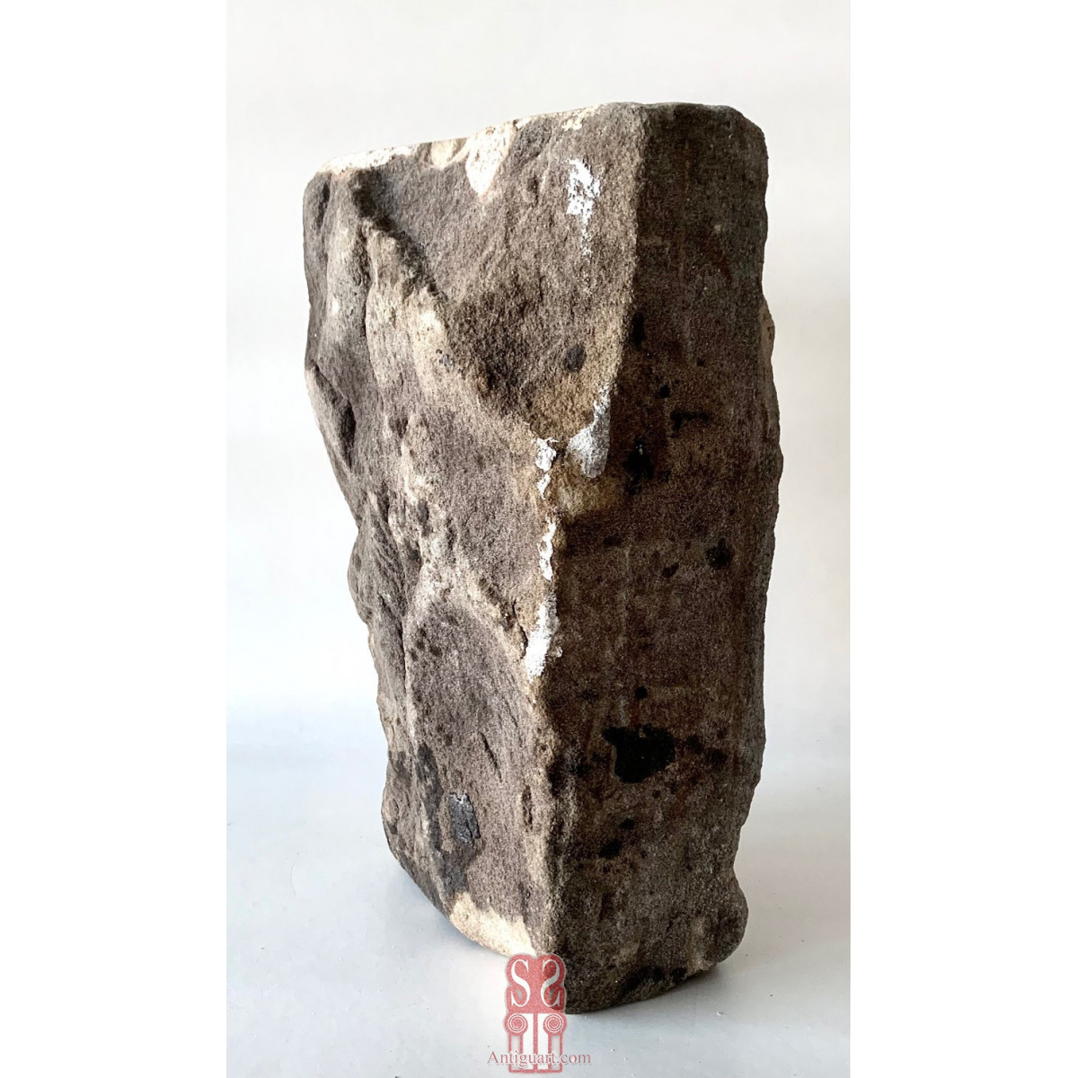 Pareja de claves de arco en piedra esculpida, siglo XVI-XVII.