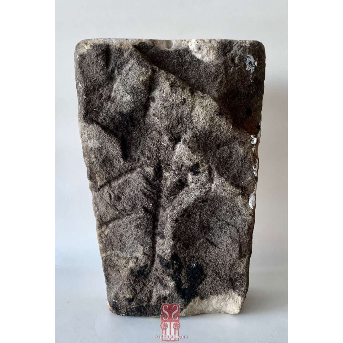 Pareja de claves de arco en piedra esculpida, siglo XVI-XVII.