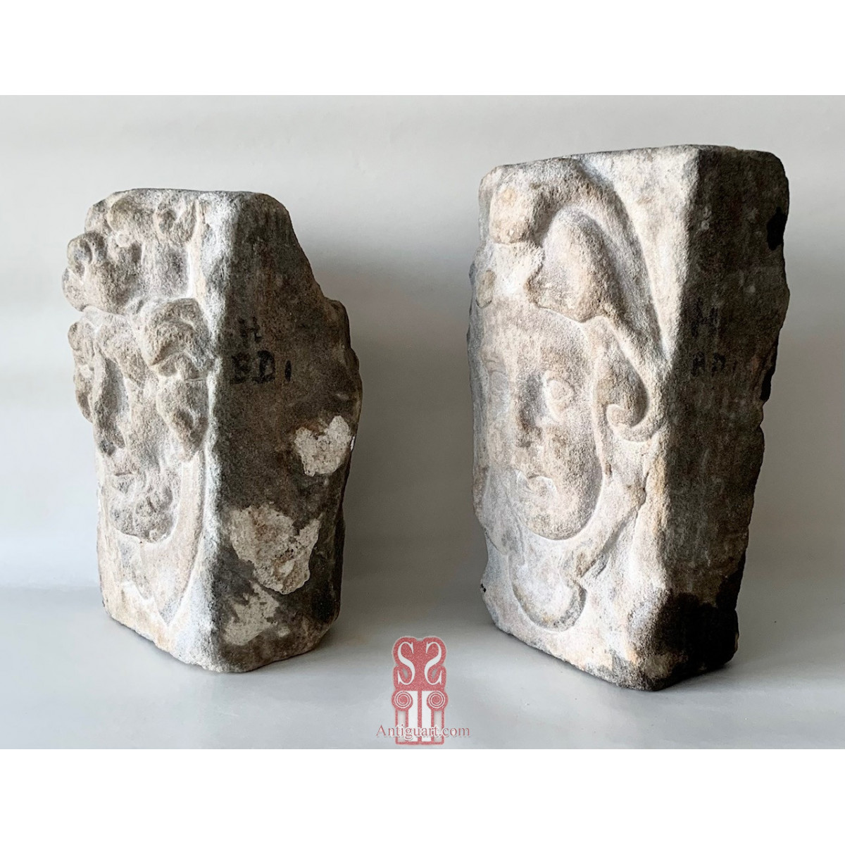 Pareja de claves de arco en piedra esculpida, siglo XVI-XVII.