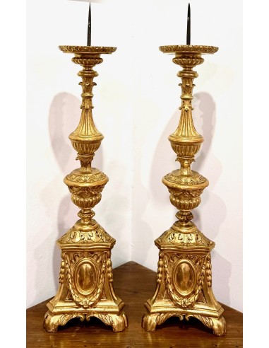 Pareja de candelabros antiguos de madera tallada y dorada del siglo XVIII