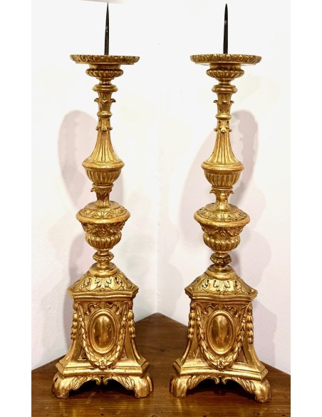 Pareja de candelabros antiguos de madera tallada y dorada del siglo XVIII