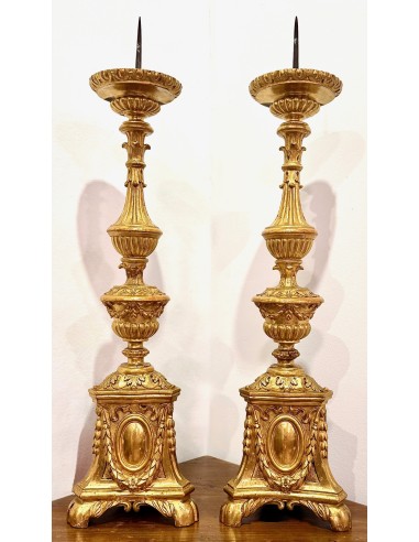 Pareja de candelabros antiguos de madera tallada y dorada del siglo XVIII