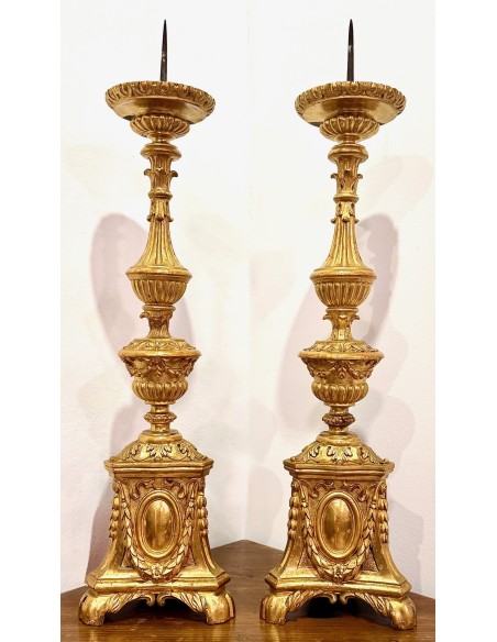 Pareja de candelabros antiguos de madera tallada y dorada del siglo XVIII