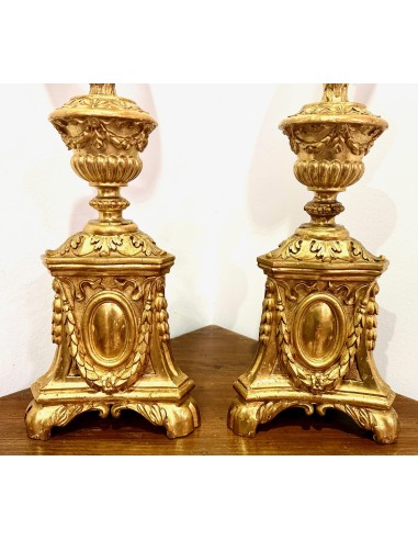 Pareja de candelabros antiguos de madera tallada y dorada del siglo XVIII