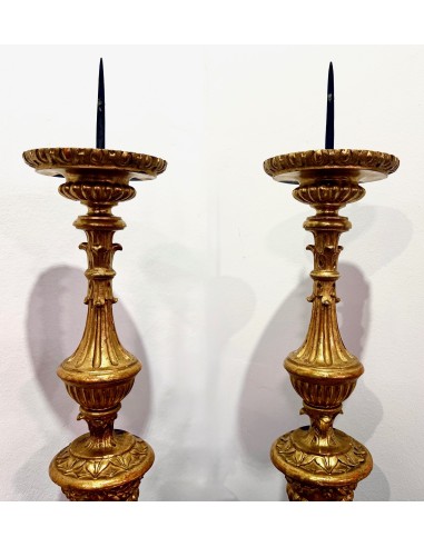 Pareja de candelabros antiguos de madera tallada y dorada del siglo XVIII