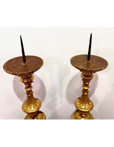 Pareja de candelabros antiguos de madera tallada y dorada del siglo XVIII