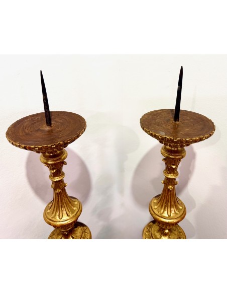 Pareja de candelabros antiguos de madera tallada y dorada del siglo XVIII