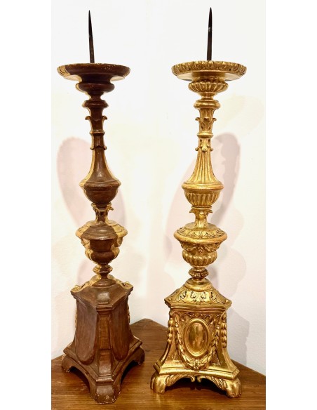 Pareja de candelabros antiguos de madera tallada y dorada del siglo XVIII
