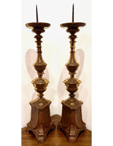Pareja de candelabros antiguos de madera tallada y dorada del siglo XVIII