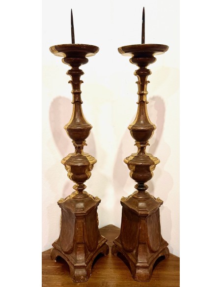Pareja de candelabros antiguos de madera tallada y dorada del siglo XVIII