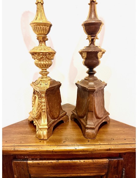 Pareja de candelabros antiguos de madera tallada y dorada del siglo XVIII