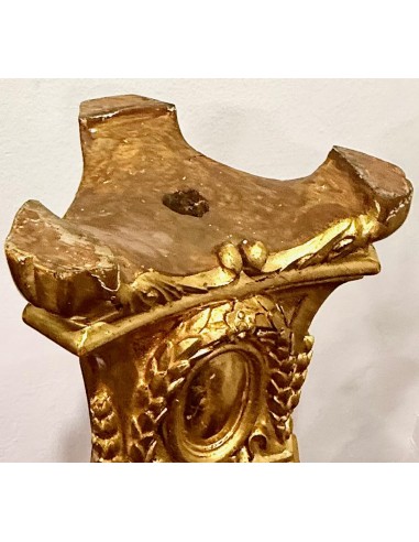 Pareja de candelabros antiguos de madera tallada y dorada del siglo XVIII