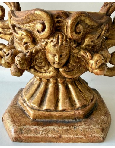 peana escultórica de periodo barroco español tallada y dorada del siglo XVII.