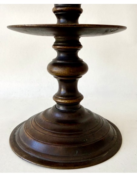 Antica Coppia di candelieri di bronzo fuso e tornito del XVII secolo in vendita.