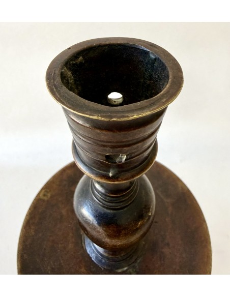 Antica Coppia di candelieri di bronzo fuso e tornito del XVII secolo in vendita.