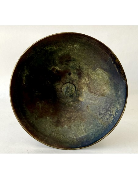 Antigua pareja de candeleros de bronce macizo del siglo XVII en venta.