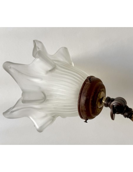 Lámpara de mesa modernista de bronce con tulipa de cristal original en venta