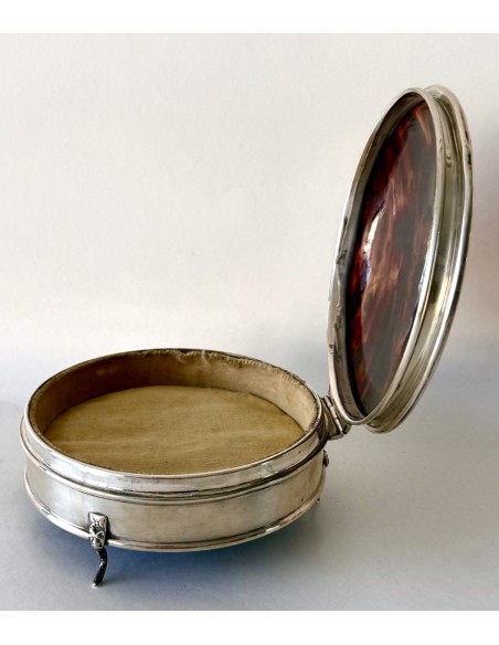 Caja de plata de ley y carey  redonda, plata de ley inglesa en venta en nuestra tienda de antigüedades.