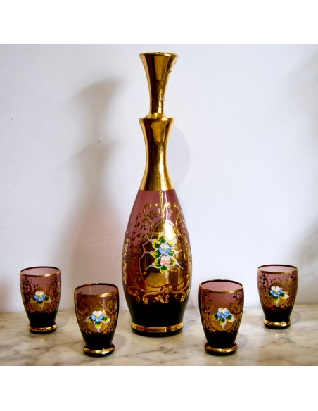 Conjunto, botella y vasos de cristal.