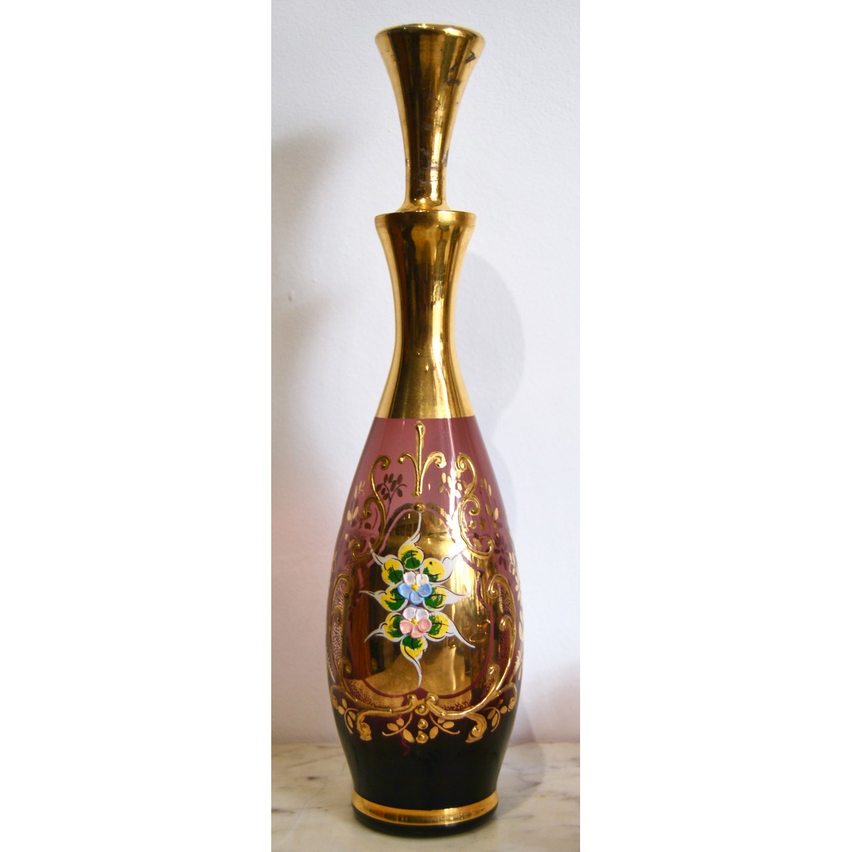 Conjunto, botella y vasos de cristal.