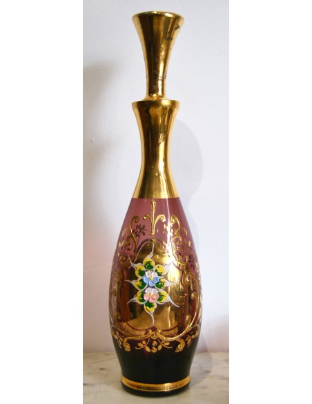 Conjunto, botella y vasos de cristal.