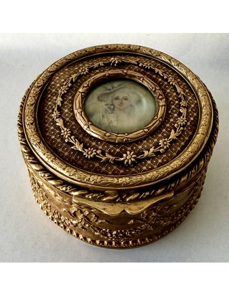 Scatola porta cipria di bronzo con miniatura nel coperchio del XIX secolo