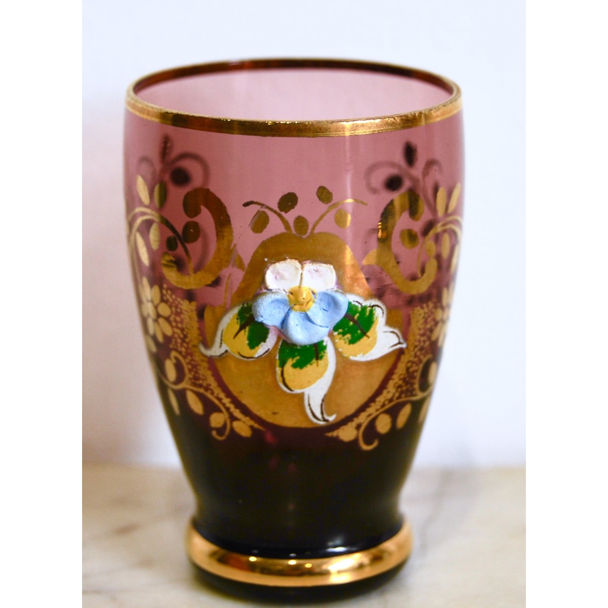 Conjunto, botella y vasos de cristal.