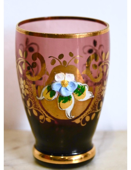 Conjunto, botella y vasos de cristal.