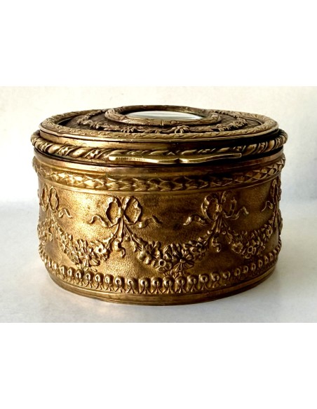 Caja polvorera de bronce del siglo XIX con miniatura en la tapa superior.