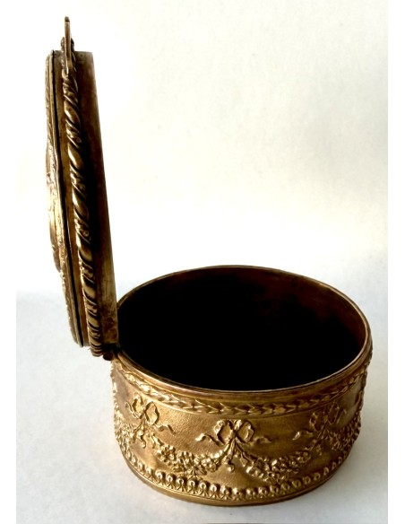 Caja polvorera de bronce del siglo XIX con miniatura en la tapa superior.