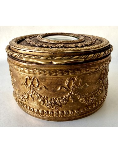 Scatola porta cipria di bronzo con miniatura nel coperchio del XIX secolo