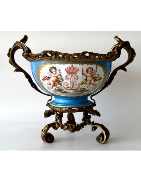 Copa de porcelana francesa de Sevres, montura de bronce, siglo XIX.