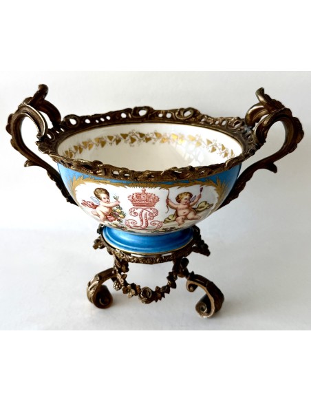 en venta Copa de porcelana francesa de Sevres con montura de bronce del siglo XIX.