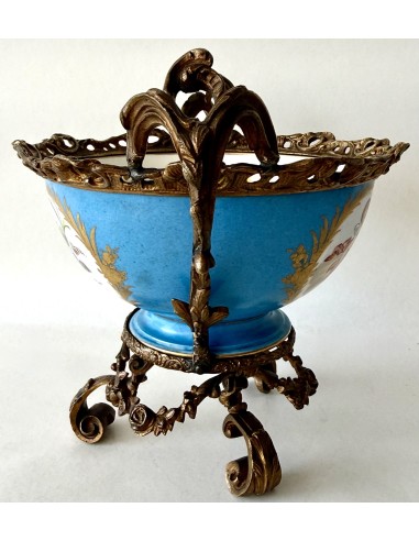 en venta Copa de porcelana francesa de Sevres con montura de bronce del siglo XIX.