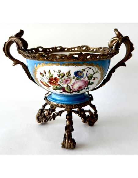 en venta Copa de porcelana francesa de Sevres con montura de bronce del siglo XIX.