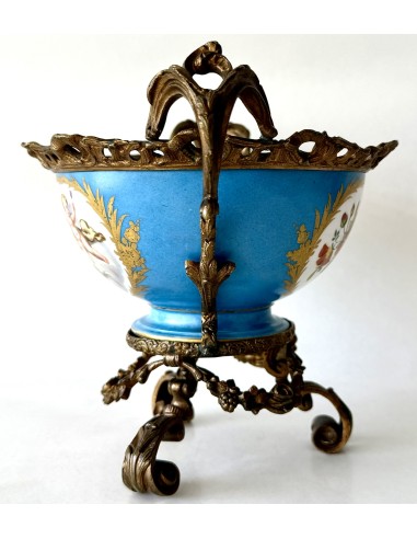 en venta Copa de porcelana francesa de Sevres con montura de bronce del siglo XIX.