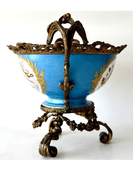 en venta Copa de porcelana francesa de Sevres con montura de bronce del siglo XIX.