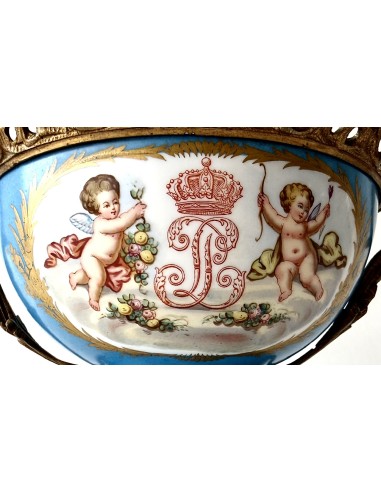 en venta Copa de porcelana francesa de Sevres con montura de bronce del siglo XIX.