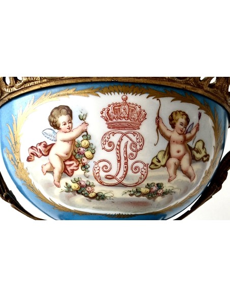 en venta Copa de porcelana francesa de Sevres con montura de bronce del siglo XIX.