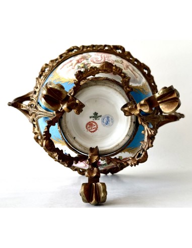 en venta Copa de porcelana francesa de Sevres con montura de bronce del siglo XIX.
