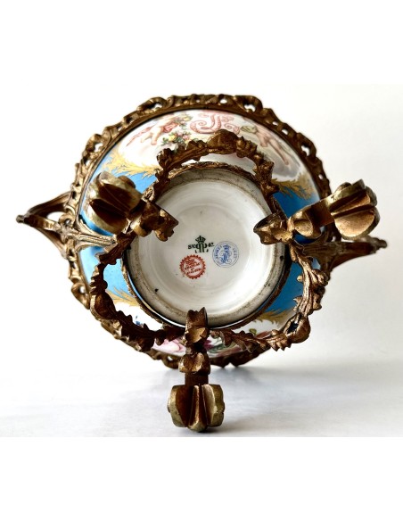en venta Copa de porcelana francesa de Sevres con montura de bronce del siglo XIX.