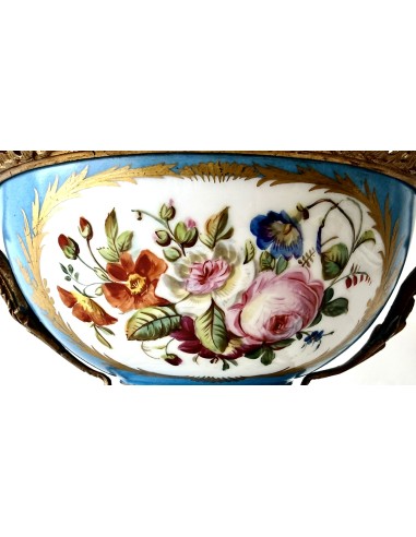 en venta Copa de porcelana francesa de Sevres con montura de bronce del siglo XIX.