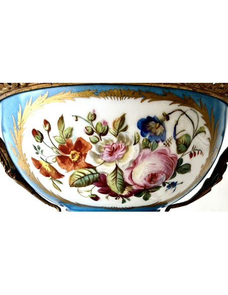 en venta Copa de porcelana francesa de Sevres con montura de bronce del siglo XIX.