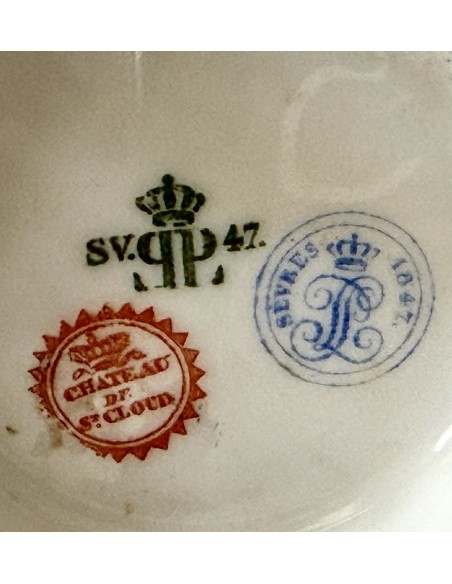 en venta Copa de porcelana francesa de Sevres con montura de bronce del siglo XIX.