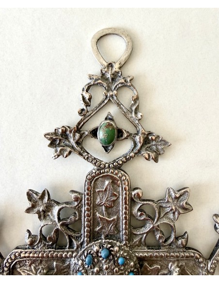 Grande crucifijo de plata de ley con turquesas de principios del siglo XX.