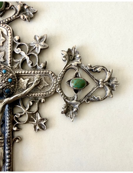 Grande crucifijo de plata de ley con turquesas de principios del siglo XX.