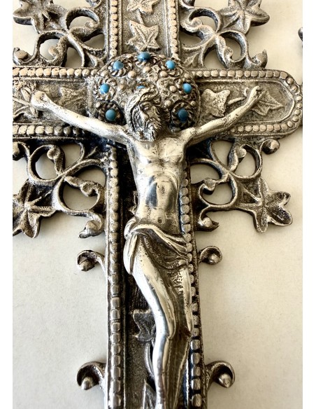 Grande crucifijo de plata de ley con turquesas de principios del siglo XX.